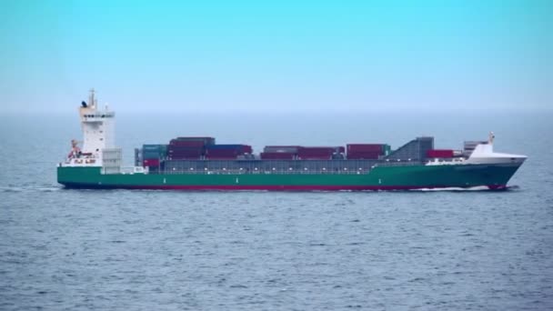 Barge flotte dans l'océan avec de nombreux conteneurs sur le pont — Video