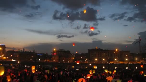 Vele hemelse lantaarns vliegen naar de nachtelijke hemel tegen drijvende wolken — Stockvideo