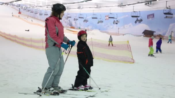 Mutter und Tochter stehen auf Ski und reden — Stockvideo