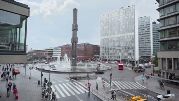 Обелиск и фонтан в Sergels Torg с дневным движением — стоковое видео