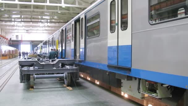 Nuevos vagones grises de tren de pie en taller de montaje de la planta — Vídeos de Stock