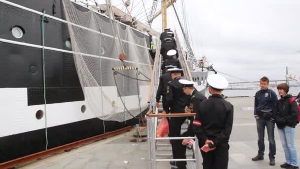 Zeelieden stijgen op gangpad van een oude zeilen vaartuig krusenstern — Stockvideo