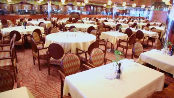 Vele stoelen en tafels in lege restaurant, rond beweging — Stockvideo