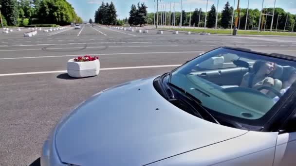 Passaggio in famiglia su strada in cabriolet nella soleggiata giornata estiva — Video Stock