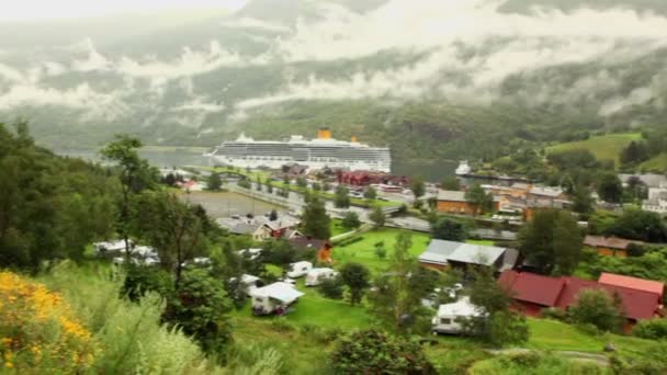 Žena pod deštník a pozorovat panoráma města na břehu fjordu — Stock video