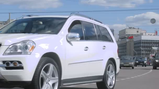 Autos fahren an sonnigem Frühlingstag auf Gartenring — Stockvideo