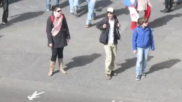 Pedestrians stand on sidewalk in front of crosswalk — Stock Video