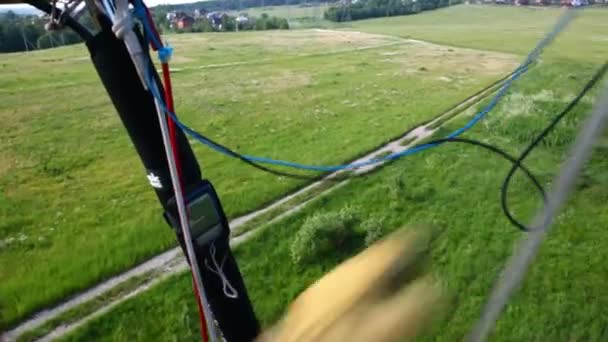 Ballon komt dichter bij de aarde in landing tijd — Stockvideo