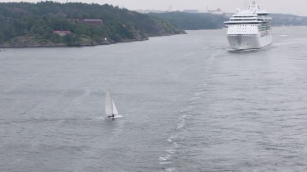 Jacht en kruiser float in zee kust met huizen — Stockvideo