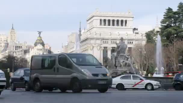 Stream of cars goes near Metropolis hotel and fountain — Stock Video