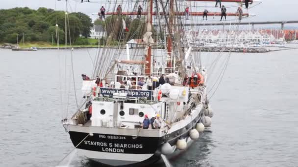 Sailing vessel Stavros S Niarchos floats in gulf of Stavanger — Stock Video