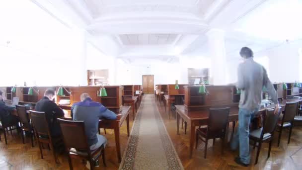 La gente sale de una sala de lectura de la biblioteca — Vídeos de Stock