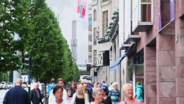 Muchos ciudadanos caminan por la calle en Estocolmo — Vídeos de Stock