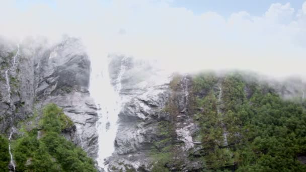 Водопад и река на скалистой горе с лесом — стоковое видео