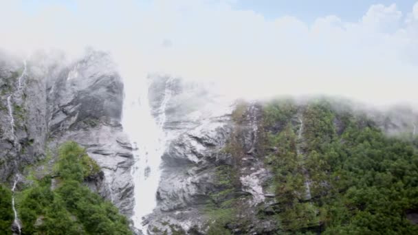 Cascada y río en montaña rocosa con bosque — Vídeos de Stock