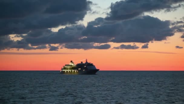 Lyxkryssare med belysning flyter i havet vid solnedgången — Stockvideo