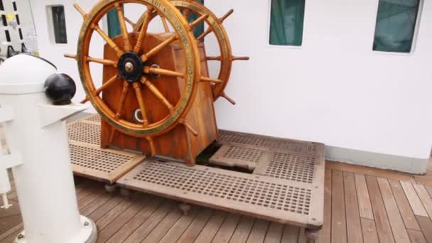 Antiguo volante de madera se encuentra en la cubierta del buque de vela — Vídeos de Stock