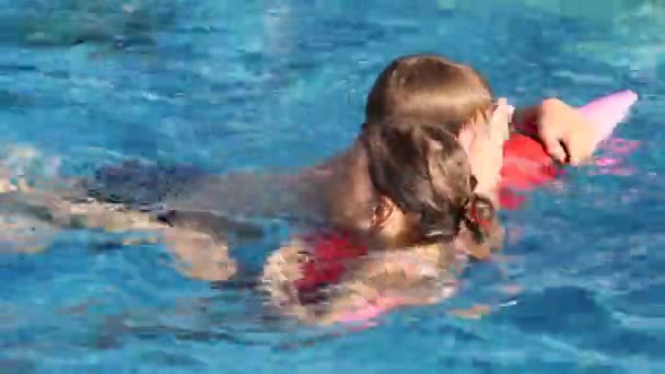 Frère et sœur nagent sur crayon gonflable dans la piscine — Video