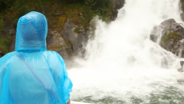 Femme regarde les chutes de navire, se retourne et montre pouce — Video