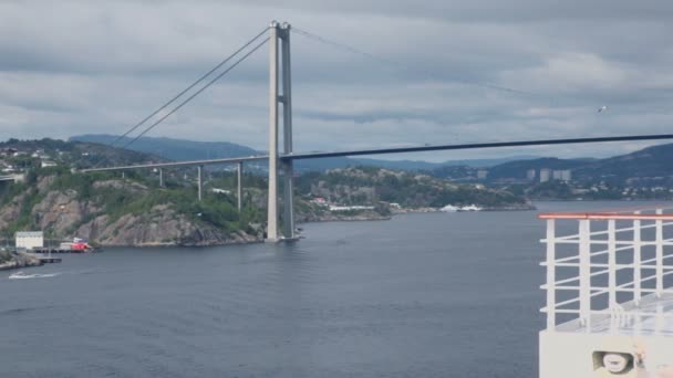 Riesige Hängebrücke und Stadt am Ufer inmitten von Wald auf Bergen — Stockvideo