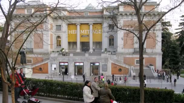 Bus stands at stop near Prado museum in Madrid — Stock Video