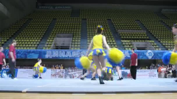 Litsei tým se účastní mistrovství na cheerleading — Stock video