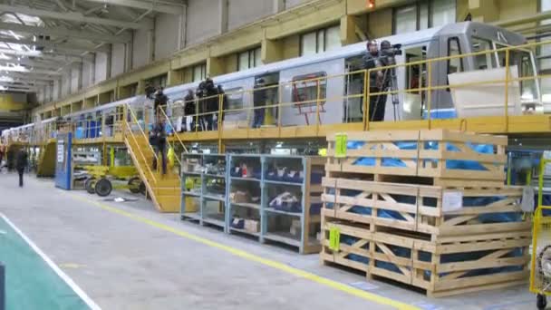 Pressmen aller près de nouveau train gris à l'usine — Video