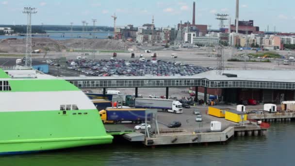 Coches camiones hormiga paseo en ferry barco en muelle con estacionamiento enorme — Vídeos de Stock