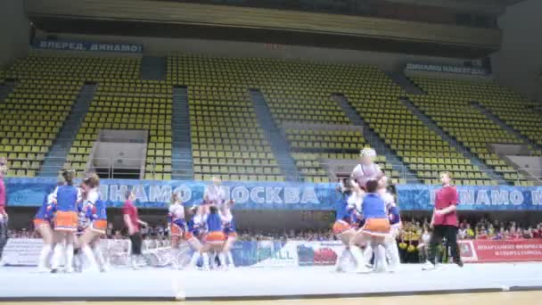 Lider zespołu bierze udział w mistrzostwach na cheerleading — Wideo stockowe