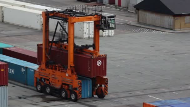 Reachstacker déplace le conteneur dans le port de Copenhague — Video