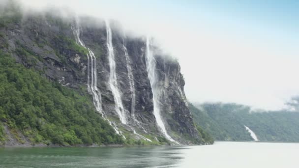 Siete hermanas cascada en la montaña rocosa a orillas del fiordo — Vídeos de Stock