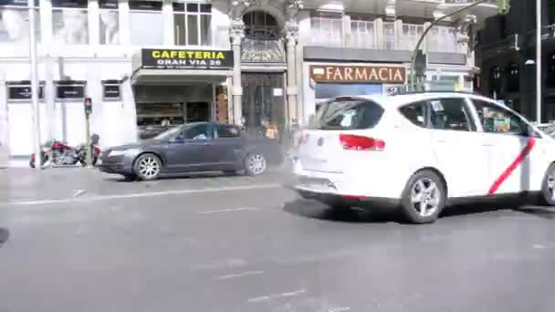 Cars go on road and crosswalk along sidewalks — Stock Video