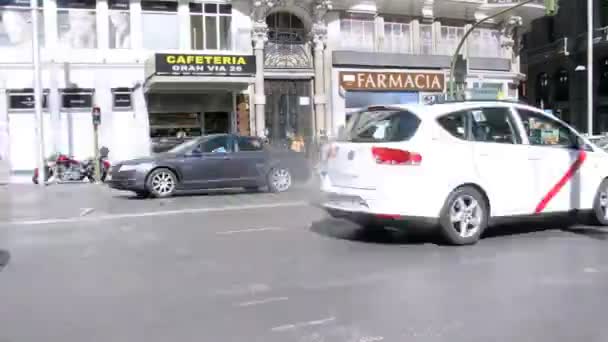 Arabalar yolu ve yaya kaldırımları boyunca devam et. — Stok video