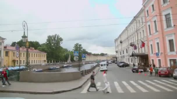 Puente sobre el río Moika en la avenida Nevsky (vista desde el autobús ) — Vídeo de stock