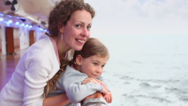 Anya lánya állvány a fedélzeten, és csodálja meg a tengeri tájkép — Stock videók