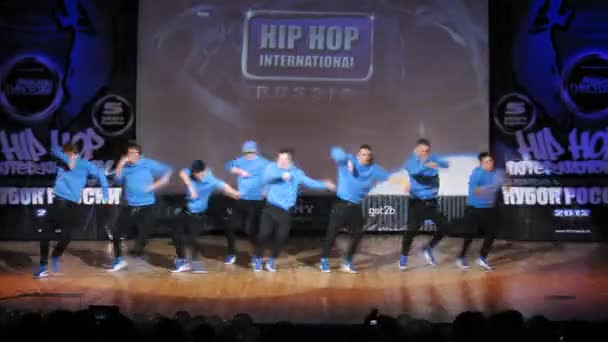 Команда саботажа танцует хип-хоп на сцене дворца культуры — стоковое видео