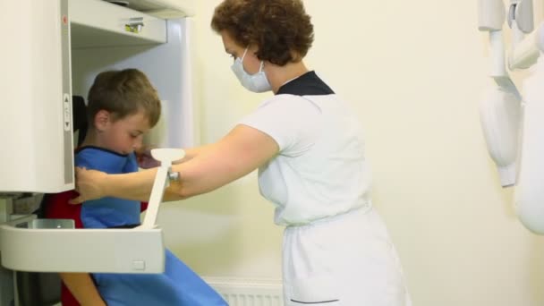 Doktor kapak çocuk tarafından kurşun önlük, onu neden tıbbi cihaz — Stok video