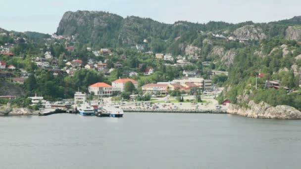 Μερικά σκάφη για moorage σε παραθαλάσσια πόλη ανάμεσα σε δάσος στα βουνά — Αρχείο Βίντεο