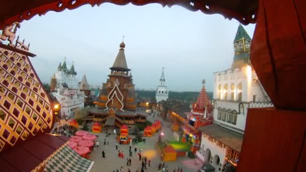 People walk in Old Russian architectural complex in evening — Stock Video