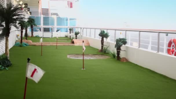 Dalgalı denizde yüzen gemi güvertesinde mini golf alanı — Stok video