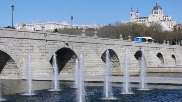 Puente de Segovia se levanta contra Catedral, lapso de tiempo — Vídeos de Stock