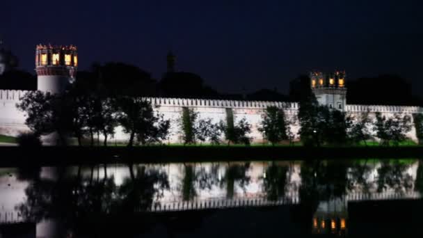 Binaların duvar aydınlatma ile novodevichy Manastırı'nın ötesinde — Stok video