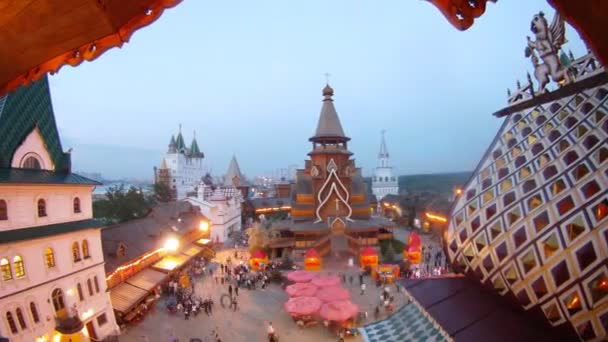 Ancien complexe architectural russe se dresse contre le ciel du soir — Video