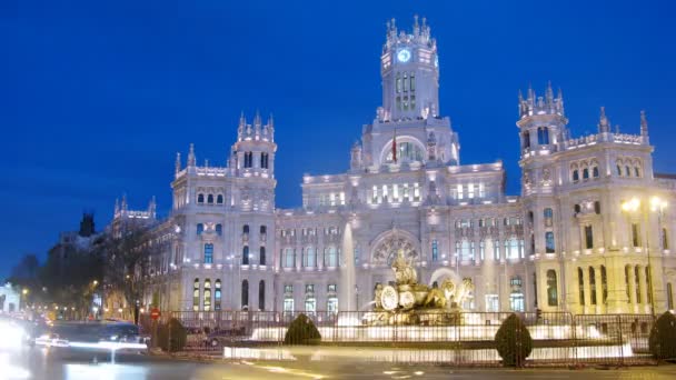 Los coches van cerca del puesto principal por la noche en Madrid — Vídeos de Stock