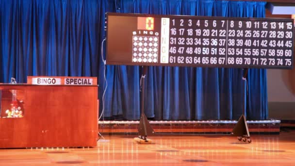 Mesa con bolas y tablero con figuras de juego en bingo — Vídeo de stock