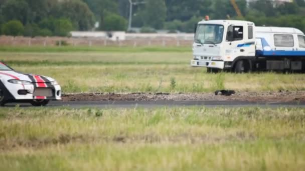 Araba acele seyirci ve fotoğrafçılar yakın rota üzerinde — Stok video