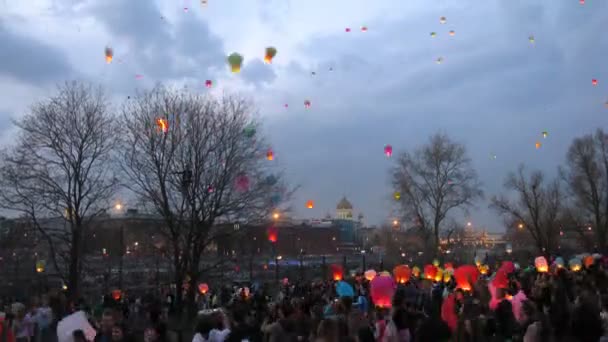 La gente inizia piccole lanterne paradisiache nel parco Muzeon — Video Stock