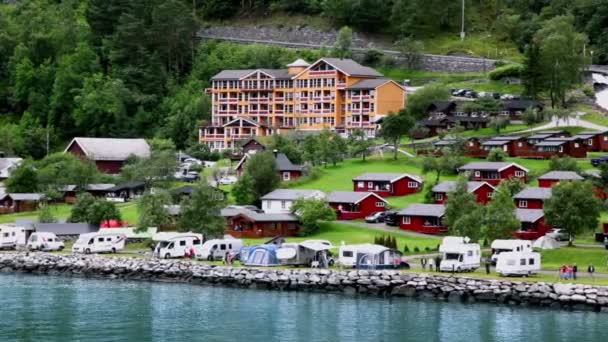 Grande Fjord Hotel na aldeia costeira sob montanha com floresta — Vídeo de Stock