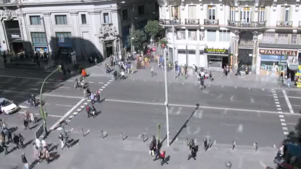 People cross street Gran Via on crosswalk — Stock Video