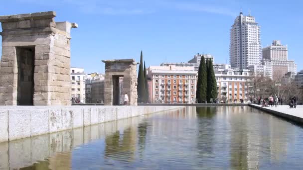 Insanlar yürüyüş tapınak şehir manzarası debot — Stok video